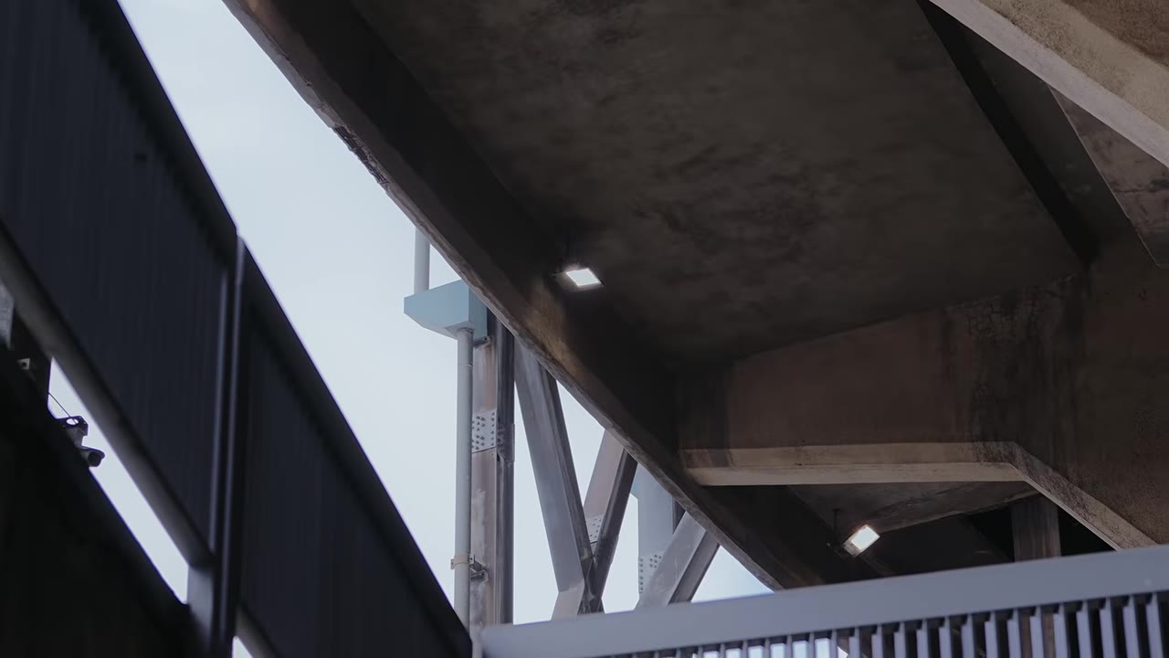 Travi e struttura sotto la tribuna dello stadio